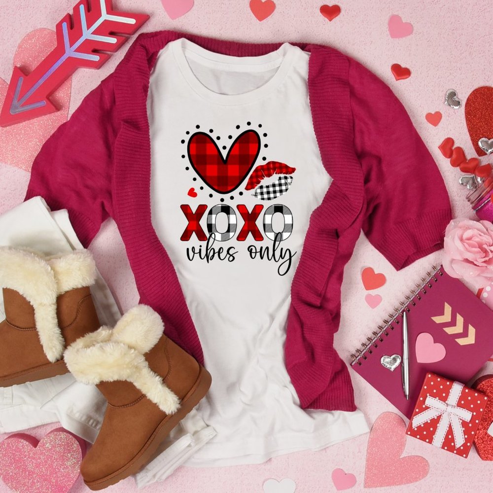 XOXO Vibes Only Softstyle® Fitted T-Shirt